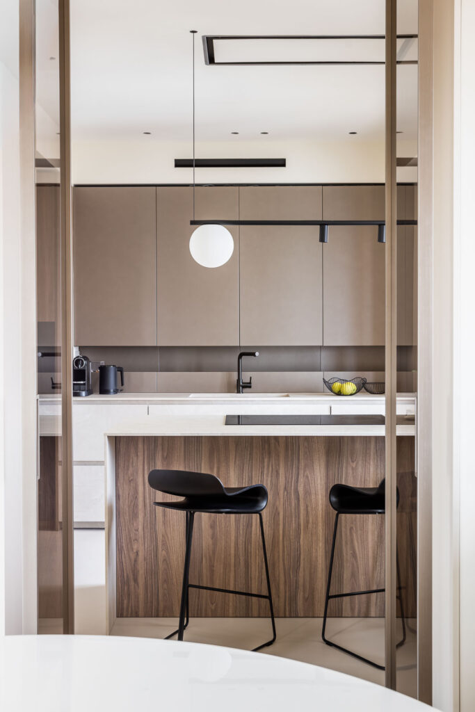 Architettura d'Interni: Trame, Luce e Prospettive Scorcio della cucina